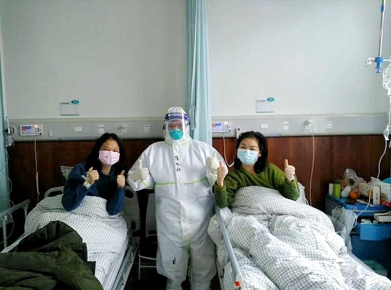 援鄂護(hù)士陸曉梅在武漢東西湖區(qū)醫(yī)院與患者親切合影